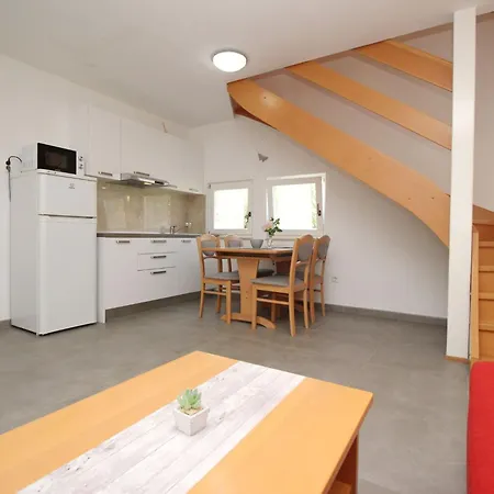 Corinthia 3 By Interhome شقة *
